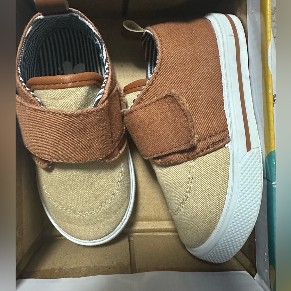 Toddler beige canvas shoes.